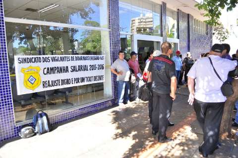 Vigilantes protestam por reajuste e bancos abrem duas horas mais tarde