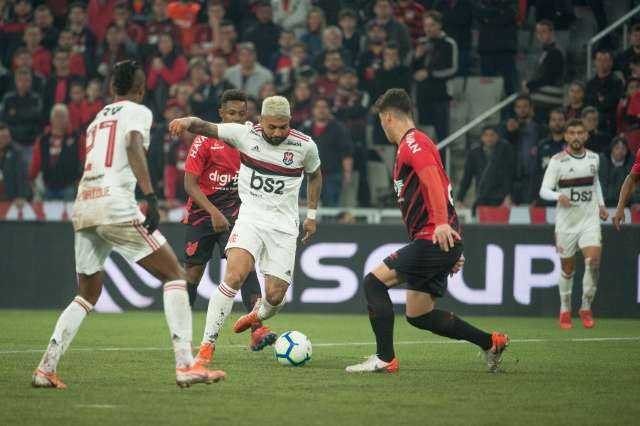 Athletico Paranaense sai na frente, mas Flamengo alcan&ccedil;a empate em 1 a 1