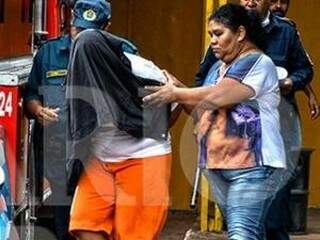 Mulher foi levada para uma delegacia. (Foto: Diário Corumbaense) 