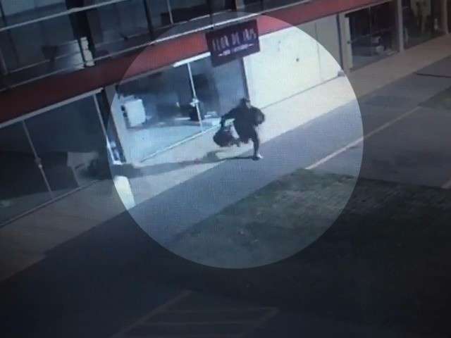 C&acirc;meras flagram bandidos fazendo &quot;limpa&quot; em loja de roupas