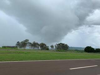 No último dia 17, chuva atingiu algumas cidades da região norte de Mato Grosso do Sul, antecipando a previsão de temporais. (Foto: Lucimar Couto/Arquivo/Campo Grande News)