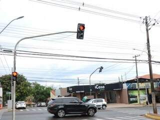 Semáforo da Joaquim Murtinho está virado em direção a Nova Era, confundindo os motoristas (Foto: Paulo Francis)