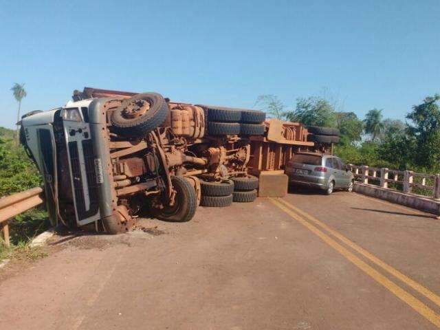 Motorista morre ap&oacute;s carreta bater em buraco e tombar na MS-157
