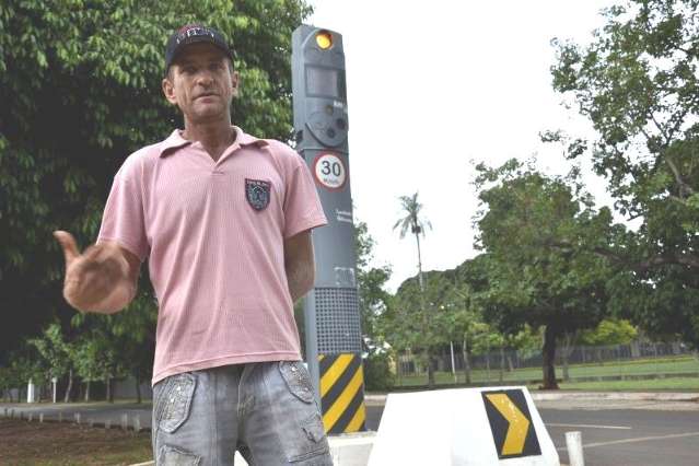 Lombada com defeito confunde motoristas no Parque dos Poderes 