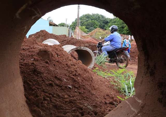 Barro e obras causam transtornos em vias do Parque dos Laranjais, na Capital