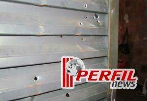 Casa &eacute; metralhada e homem &eacute; morto com seis facadas em Tr&ecirc;s Lagoas