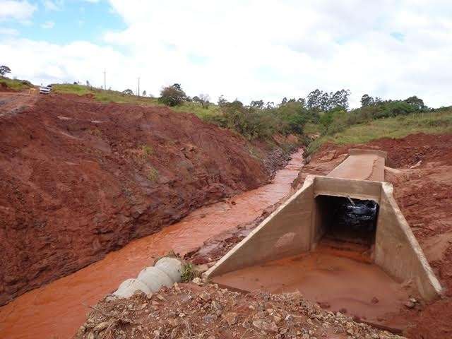 Alunos est&atilde;o h&aacute; um m&ecirc;s sem aula devido &agrave;s chuvas e vias danificadas