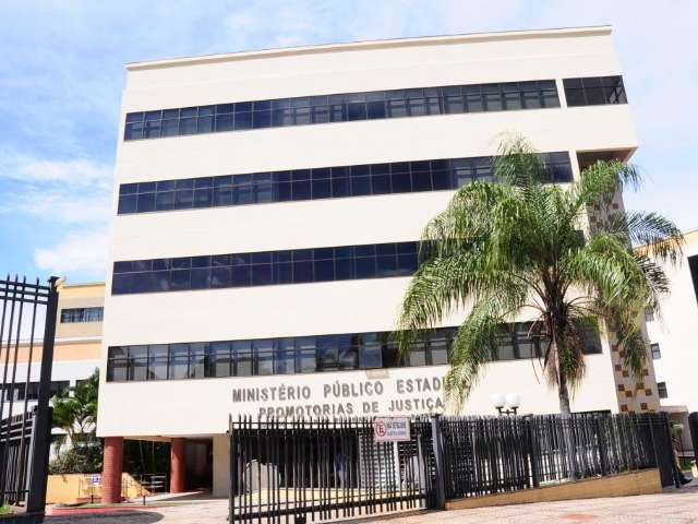 Associa&ccedil;&atilde;o den&uacute;ncia falta de bolsa de colostomia e fila para procedimento