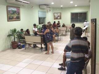 Familiares e amigos prestam as últimas homenagens no velório. (Foto: Divulgação)