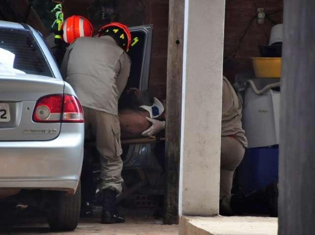 Homem fica prensado ao tentar retirar ve&iacute;culo de garagem
