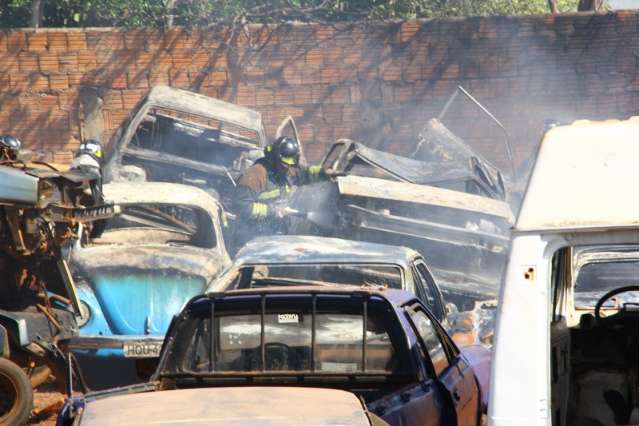 Fagulha se alastra e inc&ecirc;ndio causa preju&iacute;zo de R$ 30 mil em ferro velho