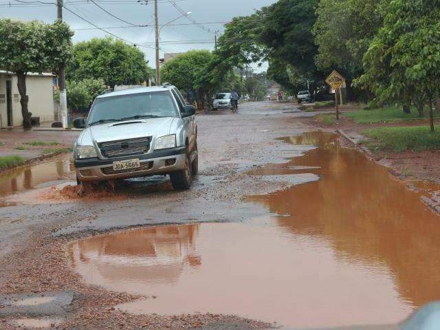 Sem manuten&ccedil;&atilde;o, asfalto desaparece e rua vira lama&ccedil;al em bairro da periferia