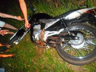 Acidente entre moto e carro foi na MS-147(Foto: Vicentina Online)