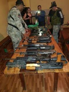 Armas apreendidas pela polícia paraguaia (Foto: Porã News)