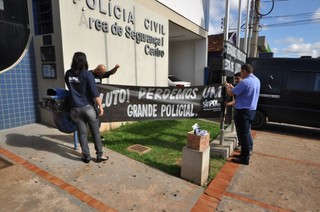 Os policiais pregaram faixas para identificar o luto (Foto: Marcelo Calazans)