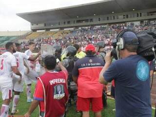 Jogadores do Sete pressionaram a arbitragem assim que terminou a partida no Douradão (Foto: Anderson Ramos)