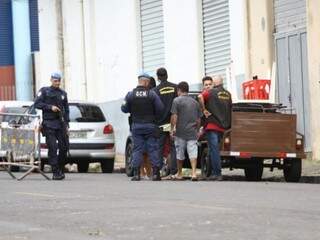 Guardas municipais e agentes da Semadur removendo ambulante (Foto: Saul Schramm)