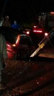 Carro caiu em buraco na avenida Tamandaré. (Foto: Direto das Ruas)