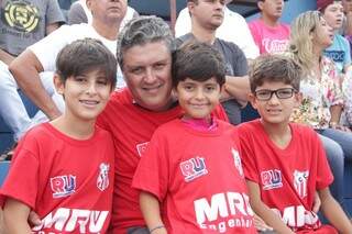 Marcelo leva a família ao estádio para acompanhar todos os jogos do Comercial (Foto: Marcos Ermínio)
