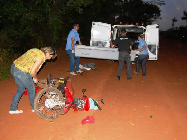  Motociclista tenta ultrapassar caminh&atilde;o e bate em ve&iacute;culo na MS-141