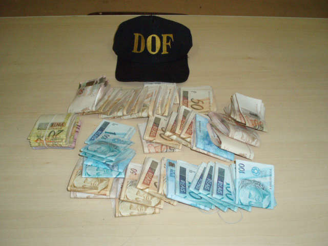  Mulher &eacute; presa com R$ 37,5 mil na BR-262 em Corumb&aacute;