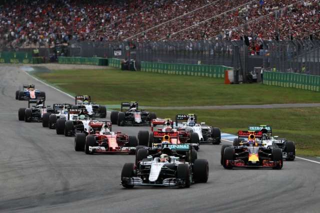 Hamilton vence na casa de Rosberg e tira f&eacute;rias com folga na ponta