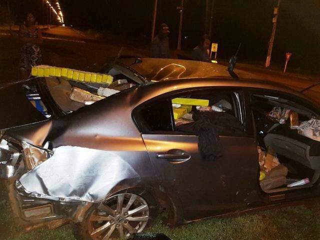 Em persegui&ccedil;&atilde;o, traficantes capotam Honda Civic lotado de maconha