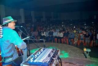 Show do cantor Almir Sater em Anaurilândia (Foto: Divulgação/ Prefeitura)