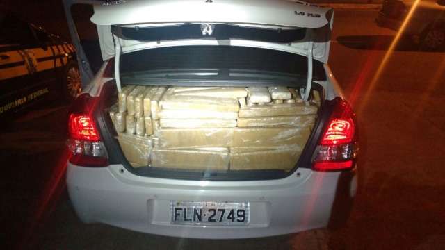 Roubado em SP, ve&iacute;culo &eacute; flagrado com 635 quilos de maconha na BR-463