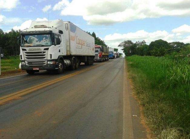 Caminhoneiros fecham tr&ecirc;s trechos e garantem protesto at&eacute; as 17h