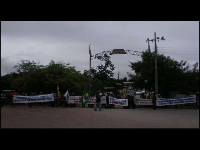  Sem-terra desbloqueiam rodovia BR-262 que d&aacute; acesso a Corumb&aacute; 
