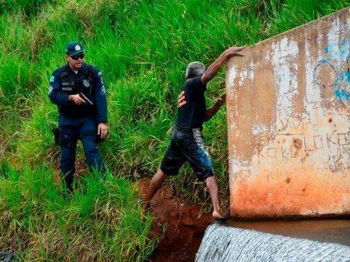 Durante briga, homem tenta matar companheiro com golpes de enxada 