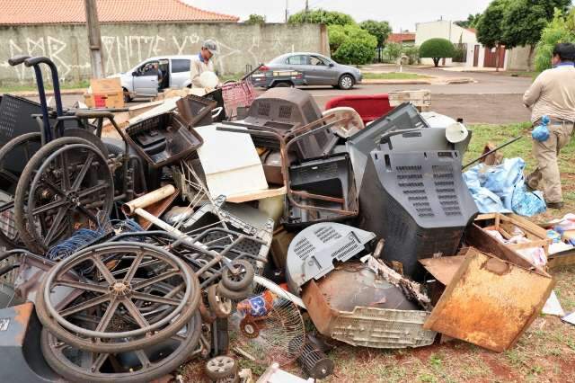 Agentes retiram 2,5 toneladas de lixo da casa de um só “acumulador” 