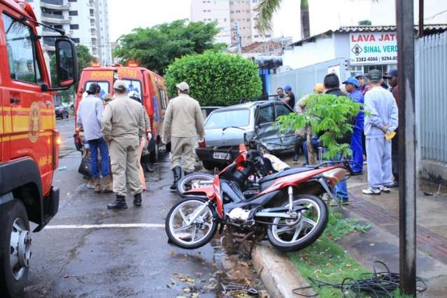 Camionete bate em traseira de carro e derruba tr&ecirc;s motos estacionadas