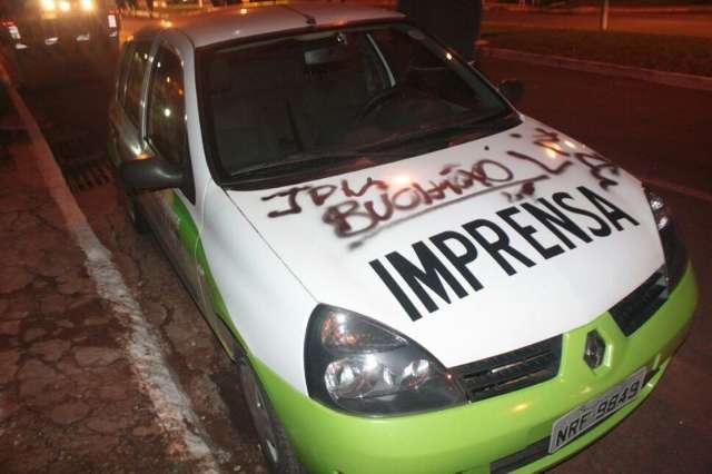Arruaceiros fazem picha&ccedil;&atilde;o no ve&iacute;culo do Campo Grande News