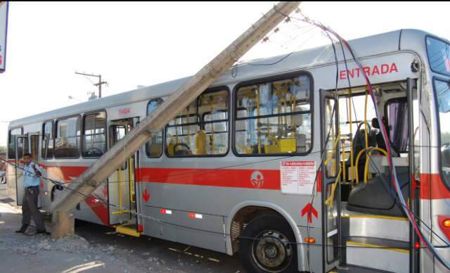  Poste cai sobre &ocirc;nibus e deixa parte do Carand&aacute; Bosque sem energia el&eacute;trica