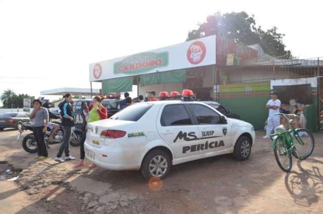 Homens invadem mercado, tentam explodir caixa eletr&ocirc;nico e levam R$ 500 