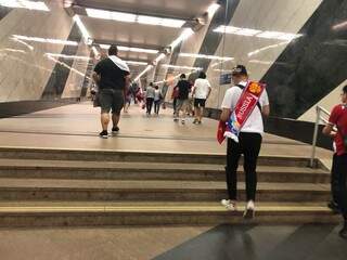 Torcedor russo desfilando no metrô de Moscou paramentado com faixa da seleção da Rússia (Foto: Paulo Nonato de Souza)