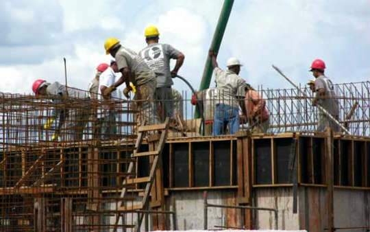  Mais de 2 mil oper&aacute;rios da constru&ccedil;&atilde;o civil entram em greve em Tr&ecirc;s Lagoas