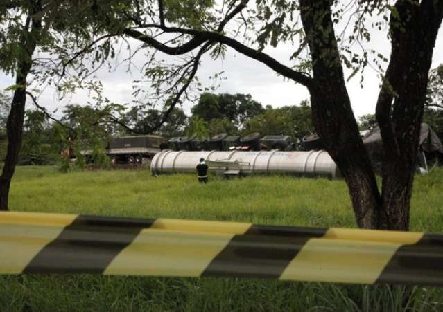Carreta carregada com metanol tomba e interdita meia pista da BR-163