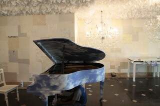 Piano ganhou plotagem em azul com nuvens para receber pianista arcanjo. 