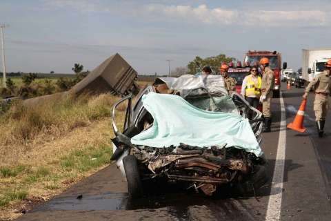 Colisão frontal entre Fiesta e carreta bitrem provocou duas mortes na 163