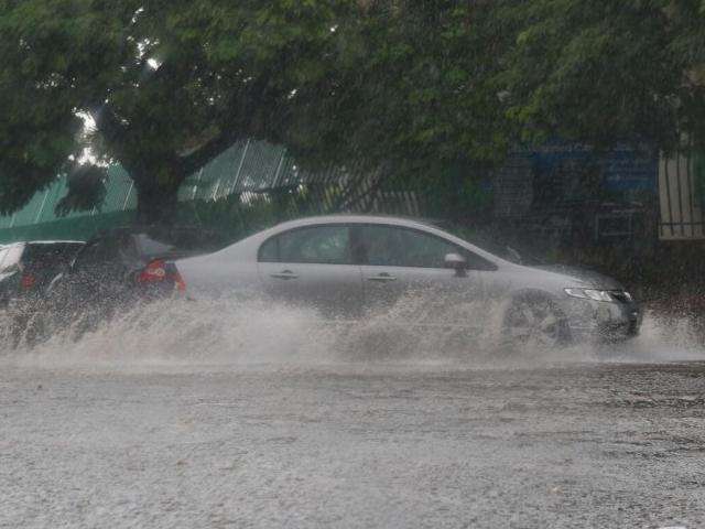 Ap&oacute;s tempo amanhecer nublado, pancadas de chuva atingem a Capital