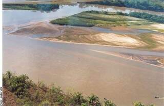 Assoreamento faz surgir desertos de água às margens de rio. (Foto: João Vila)