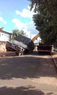 Asfalto cede com peso de caminhão que ficou estacionado em rua