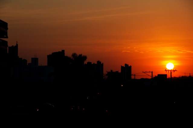 Dia amanhece quente e claro, mas frente fria chega hoje ao Estado