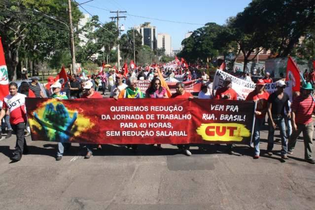 Ap&oacute;s protesto, manifestantes levar&atilde;o documento a governador e prefeito