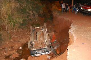Carro caiu em cratera em maio deste ano. (Foto: João Garrigó)
