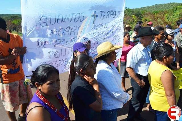 Ind&iacute;genas bloqueiam trecho da BR-060 e pedem melhorias na rodovia