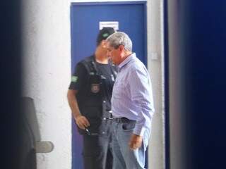 Ex-governador no momento em que é solto, na tarde desta quarta-feira (Foto: André Bittar)